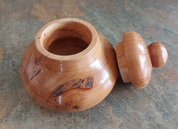 yew-lidded-pot-open